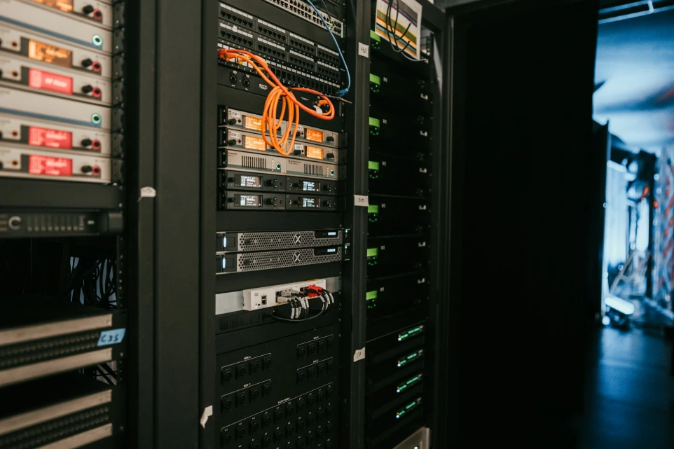 ein Rack mit Servern in einem Serverraum